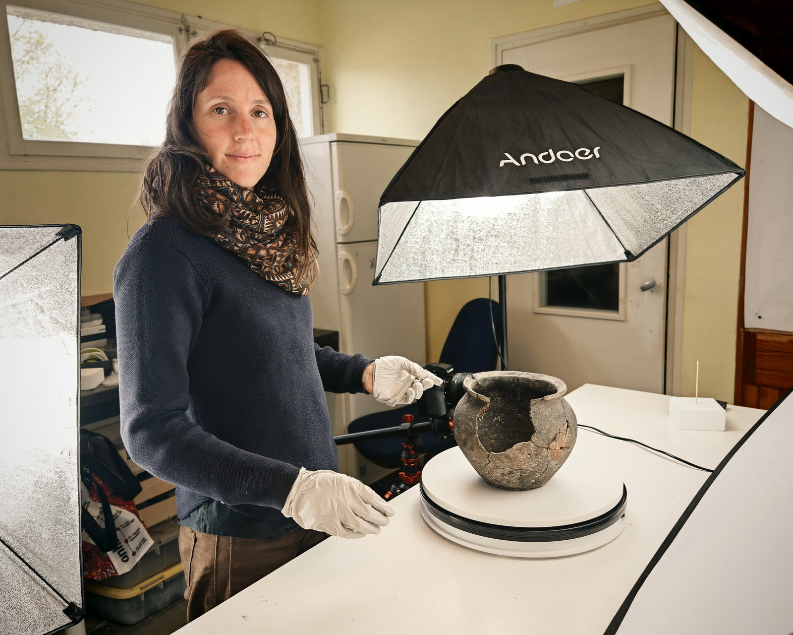 Audrey Lecorgne photographiant une céramique ancienne
